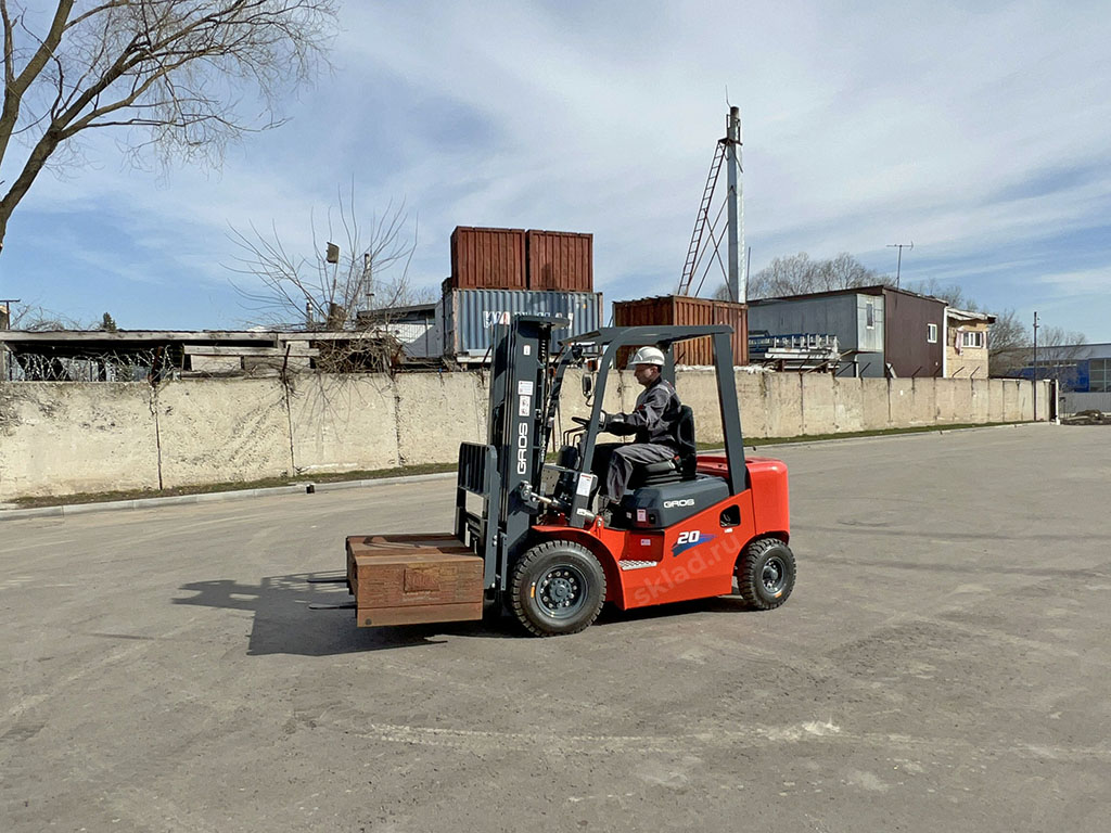 benzin_forklift_heli_gros_CPQD20-RCK2_operator2_sklad,ru