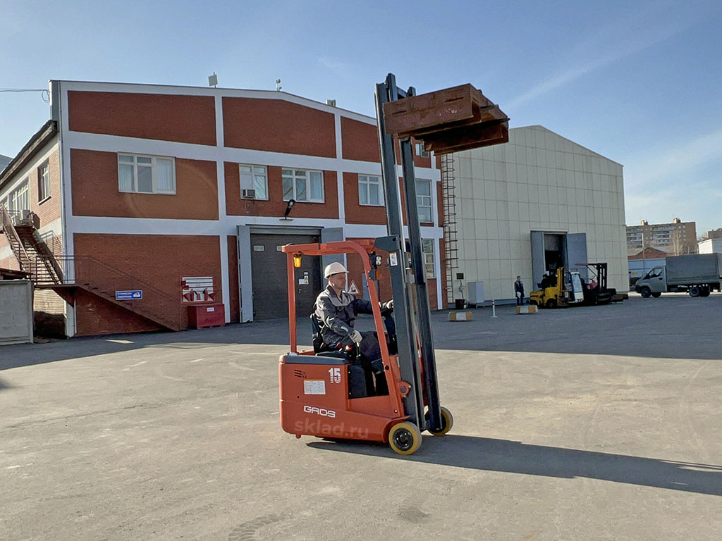 electric_forklift_gros_mima_TKA15_operator2_sklad.ru