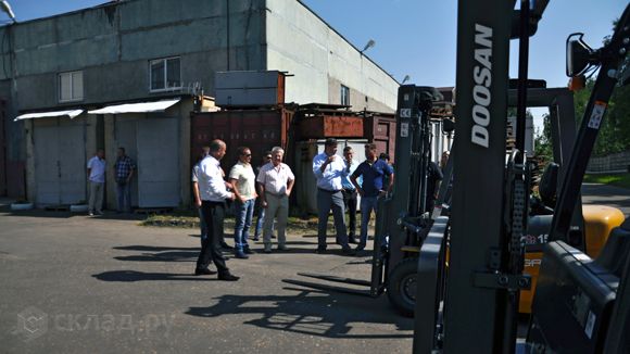 Участники конференции обсуждают погрузчики DOOSAN
