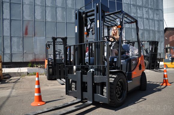Прекрассная половина дилеров Склад.ру тестирует трёхтонный погрузчик Doosan D30S-5