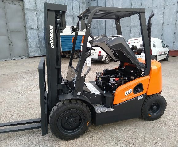 Дизельный погрузчик Doosan D20NX