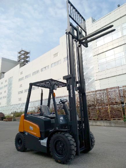 Дизельный погрузчик Doosan D20NX