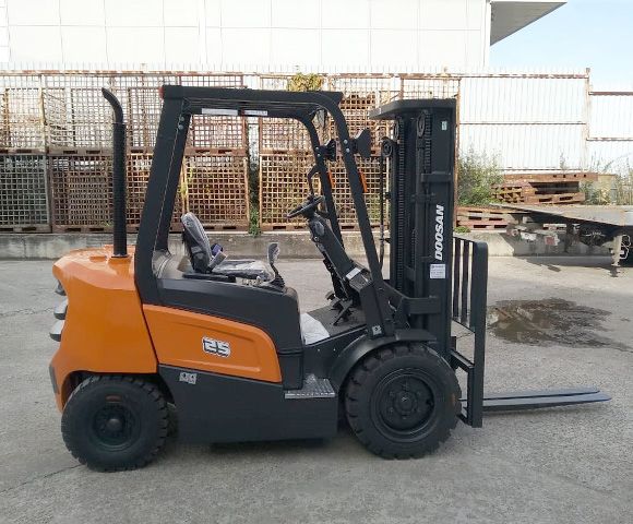 Дизельный погрузчик Doosan D25NXP