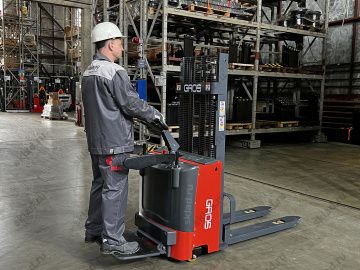 Штабелер самоходный Li-ion 1.5 тонны c высотой подъема 2.6 метра GROS CL1526E-Li (аккумулятор Li-ion)