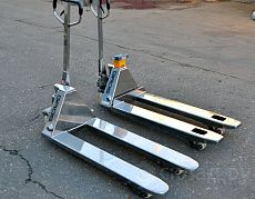 Тележки из нержавеющей стали на производстве зубной пасты и средств для ухода за полостью рта