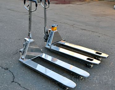 Тележки из нержавеющей стали на производстве зубной пасты и средств для ухода за полостью рта