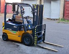 Поставка вилочного электропогрузчика GROS с сигнальной разметкой