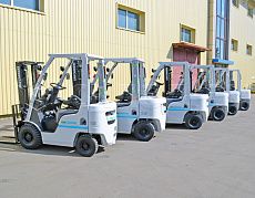 Очередная партия UniСarriers на складе