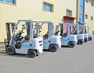 Очередная партия UniСarriers на складе