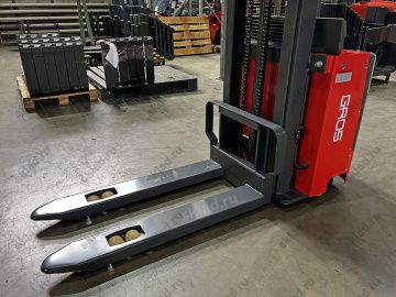 Штабелер самоходный Li-ion 1.5 тонны c высотой подъема 2.6 метра GROS CL1526E-Li (аккумулятор Li-ion)