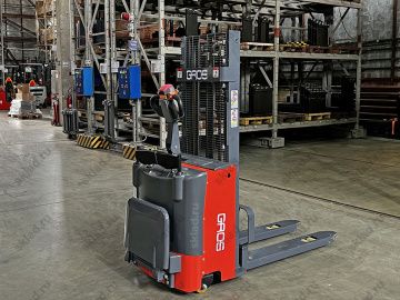 Штабелер самоходный Li-ion 1.5 тонны c высотой подъема 2.6 метра GROS CL1526E-Li (аккумулятор Li-ion)