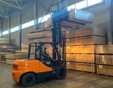 Поставка пятитонки Doosan на мебельную фабрику