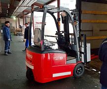 Вилочный погрузчик Nichiyu на шоколадной фабрике