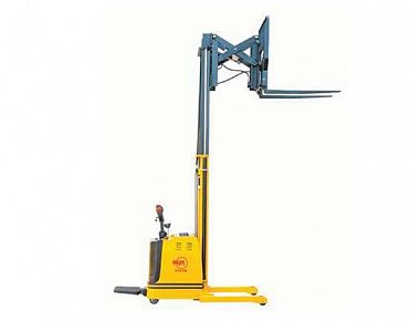 Компания Склад.ру произвела очередную поставку самоходного штабелера с выдвижной кареткой 