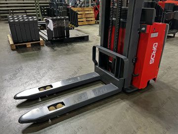 Штабелер самоходный Li-ion 1.5 тонны c высотой подъема 2.6 метра GROS CL1526E-Li (аккумулятор Li-ion)