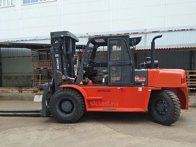 Поступление нового большегрузного гиганта на склад: вилочный погрузчик 12 тонн