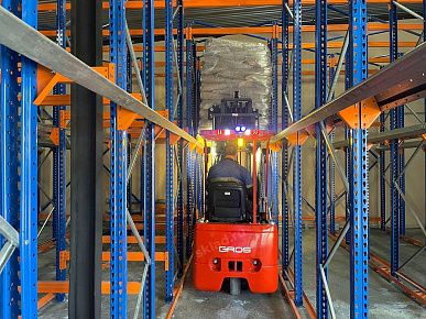 На завод мороженого поставлен электропогрузчик: решение для набивных стеллажей