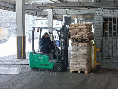 Тест-драйв электропогрузчика на литий-ионной батарее на складе производителя продукции из рыбы